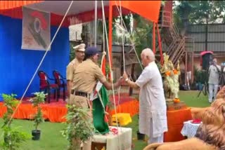 RSS Chief Mohan Bhagwat hoisting the Tricolour at the RSS headquarters on the 80th Independence Day.