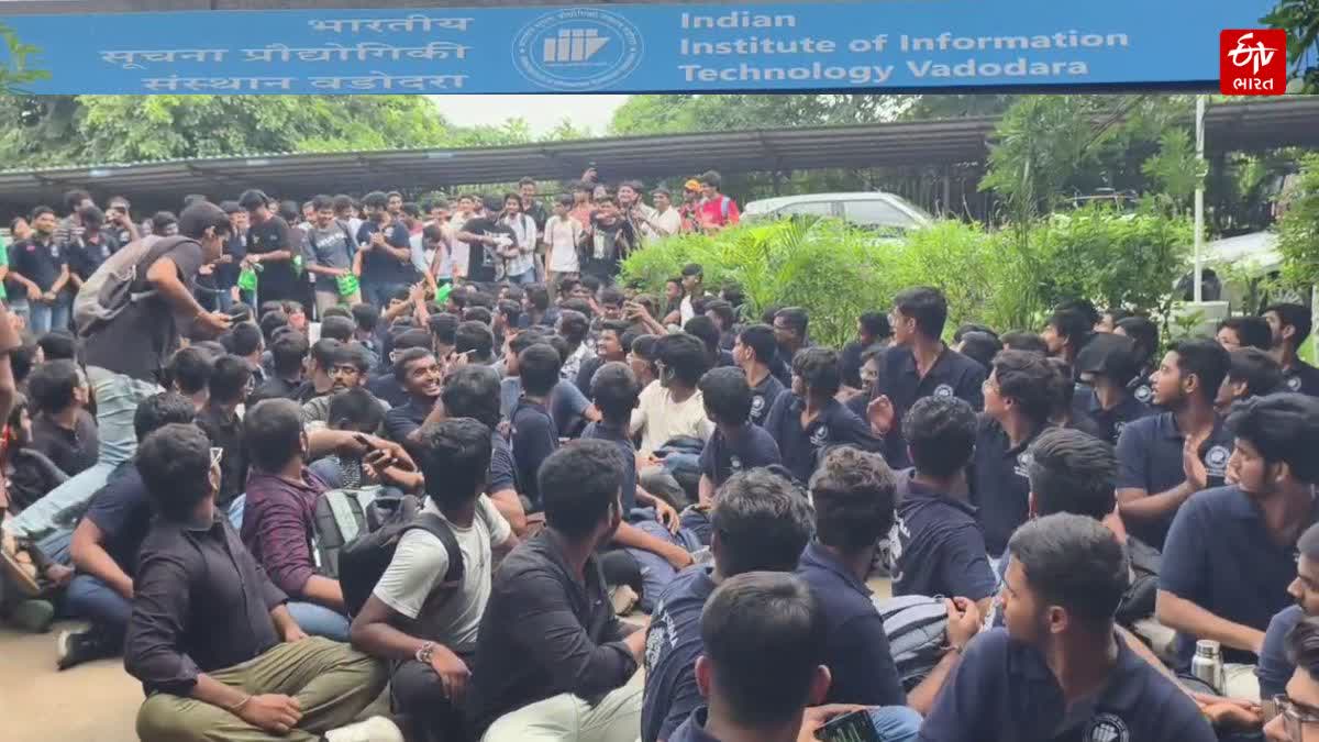 વિદ્યાર્થીઓ પર હુમલા બાદ IIIT કેમ્પસમાં ધરણાં