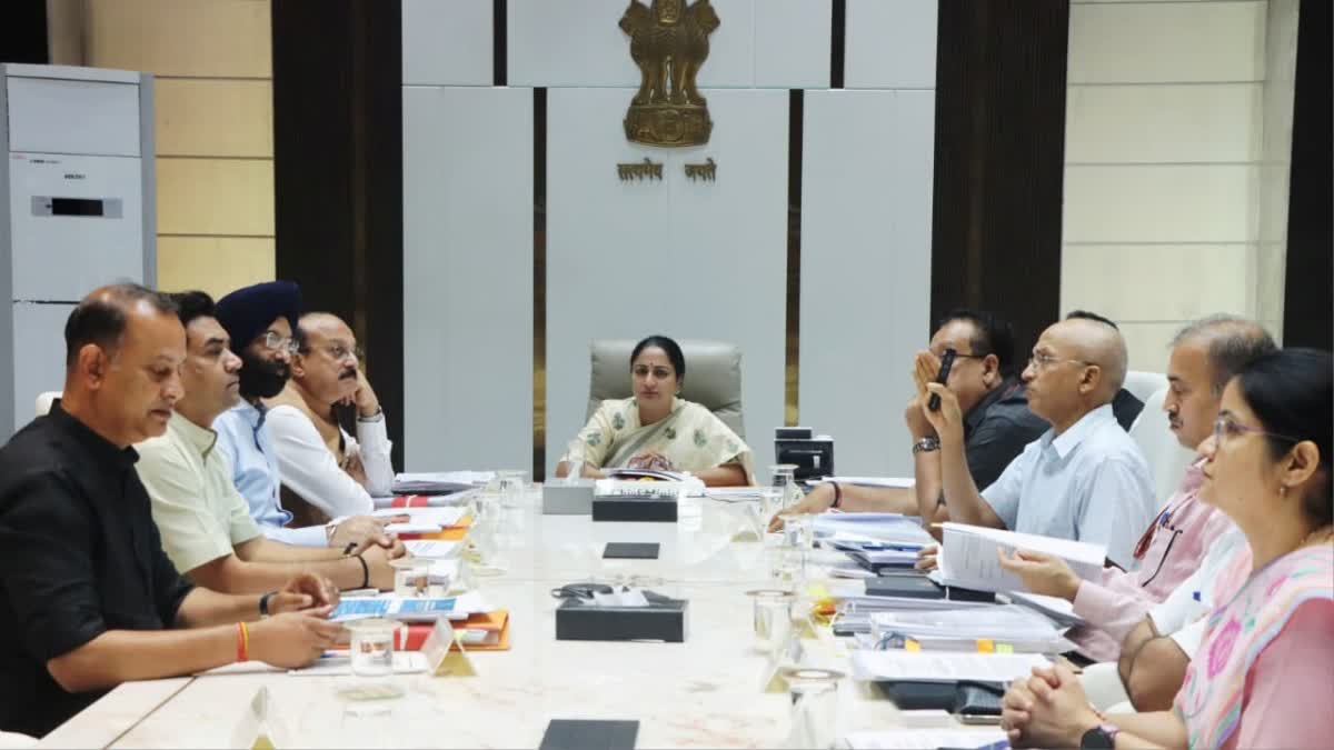 मुख्यमंत्री रेखा गुप्ता और अन्य कैबिनेट मंत्री व अधिकारी