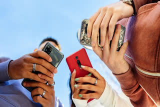 Rising memory chip prices have made entry-level phones more expensive, prompting the industry to seek tax relief.