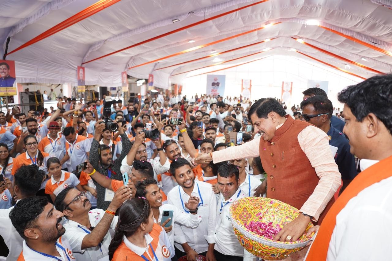 लाड़ली बहना के बाद अब लाड़लों को ऑफर, मध्य प्रदेश में बिछने लगी 2028 के लिए  जाजम