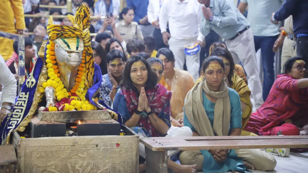 WOMEN CRICKET TEAM VISIT UJJAIN