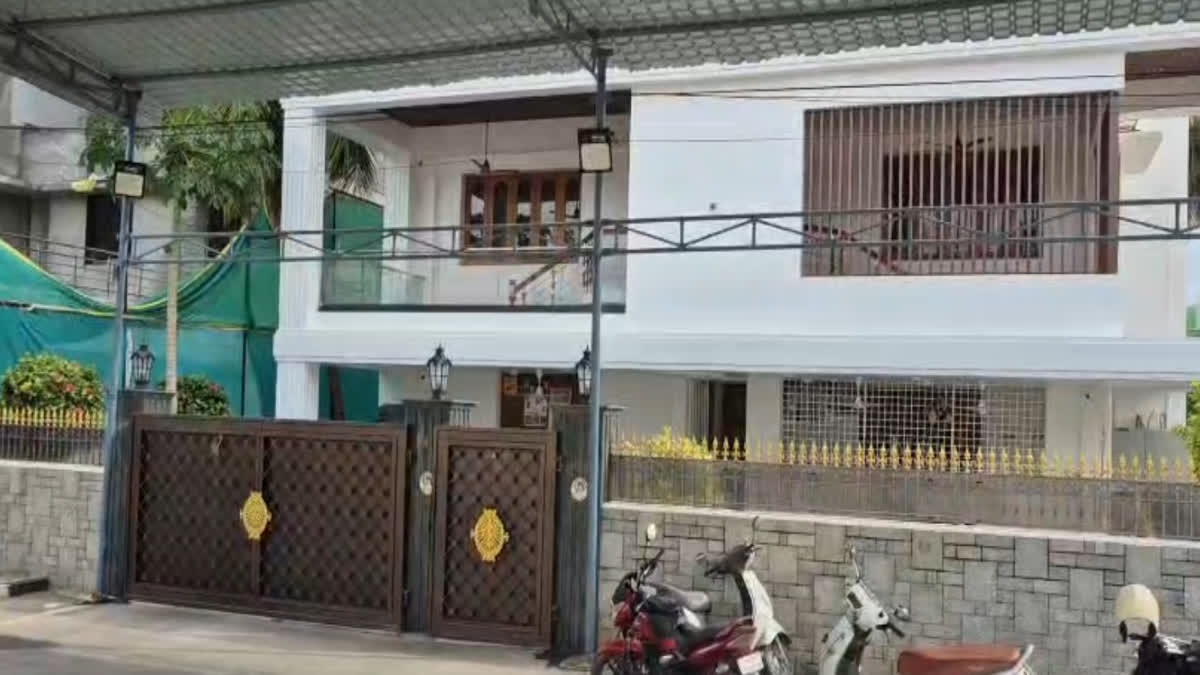 காட்பாடியில் அமைச்சர் துரைமுருகன் வீட்டிற்கு வெடிகுண்டு மிரட்டல்! போலீசார் தீவிர சோதனை!!