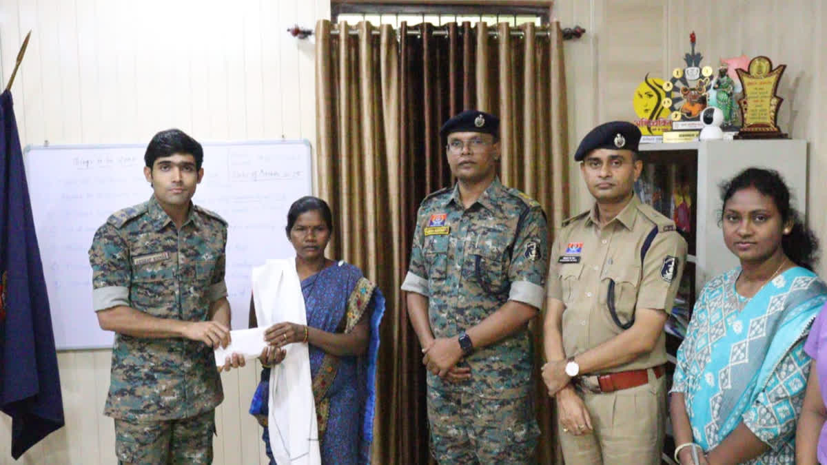 Lady Naxalite, Carrying Reward Of Rs 5 Lakh Surrenders in Chhattisgarh's Kondagaon The government's rehabilitation policy has motivated scores of Maoists to lay down arms and join the mainstream of society.