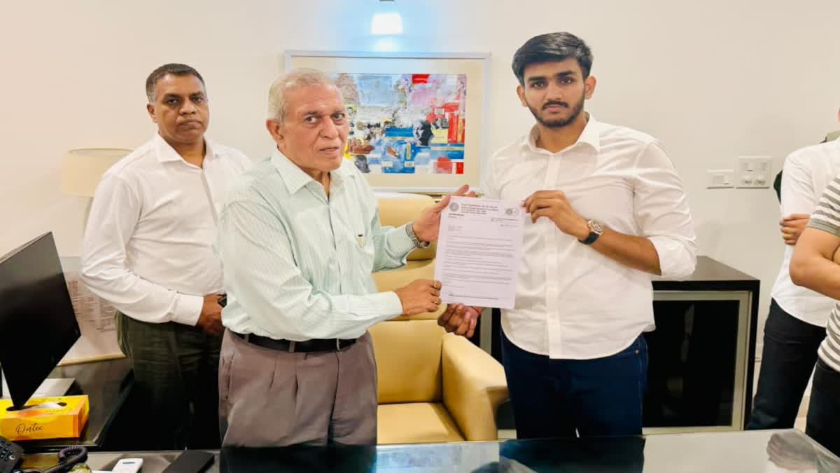 एबीवीपी-नीत डूसू का विरोध, विश्वविद्यालय अध्यक्ष को सौंपा ज्ञापन