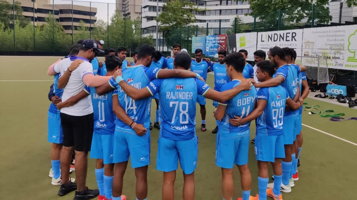கிரிக்கெட்டில் சண்டை, ஹாக்கியில் சமாதானம்! பாகிஸ்தான் வீரர்களுடன் கை குலுக்கிய இந்திய வீரர்கள்!