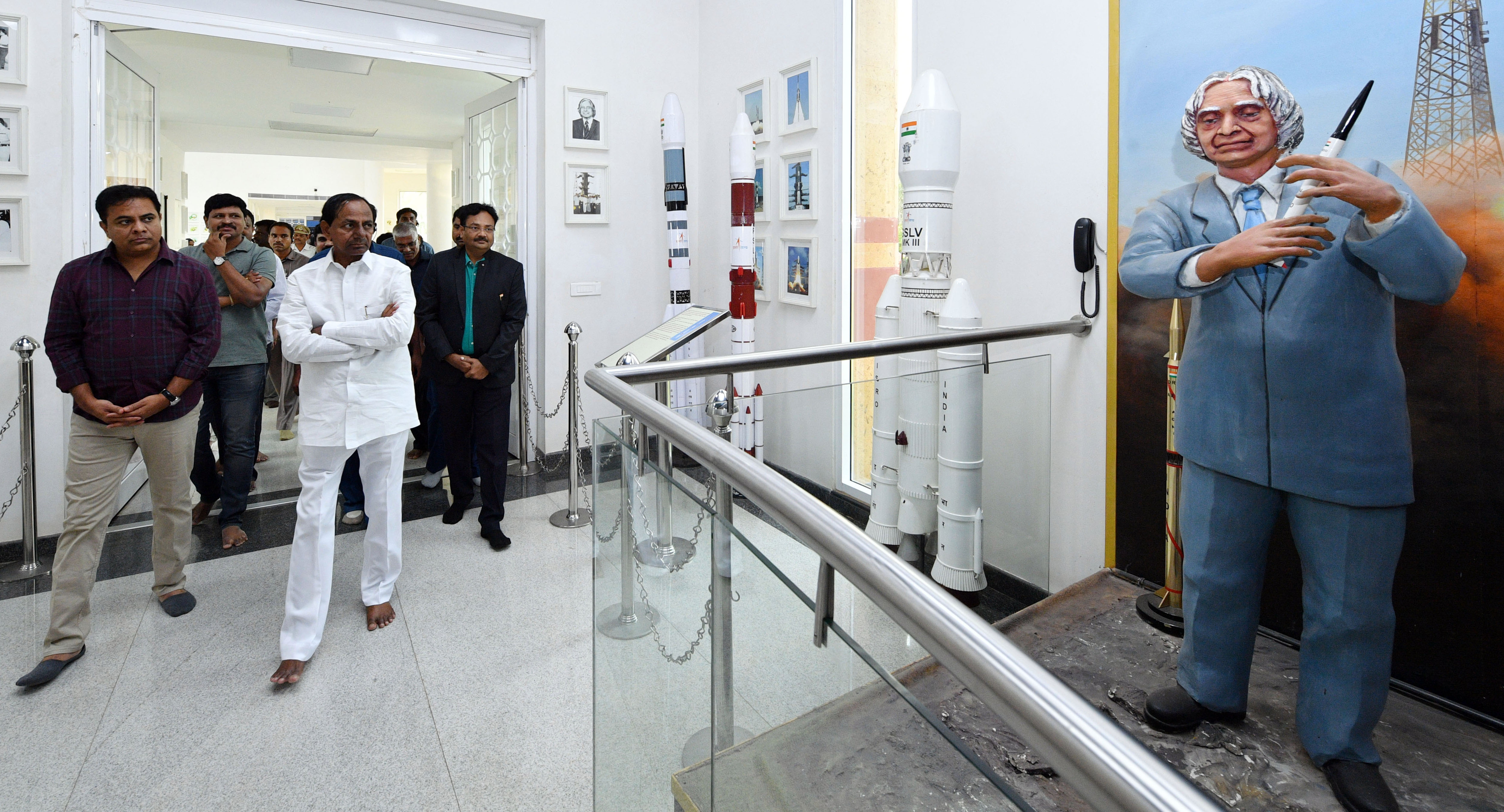 கலாம் சிலையை பார்வையிடும் சந்திரசேகர ராவ் - கோப்புப்படம்