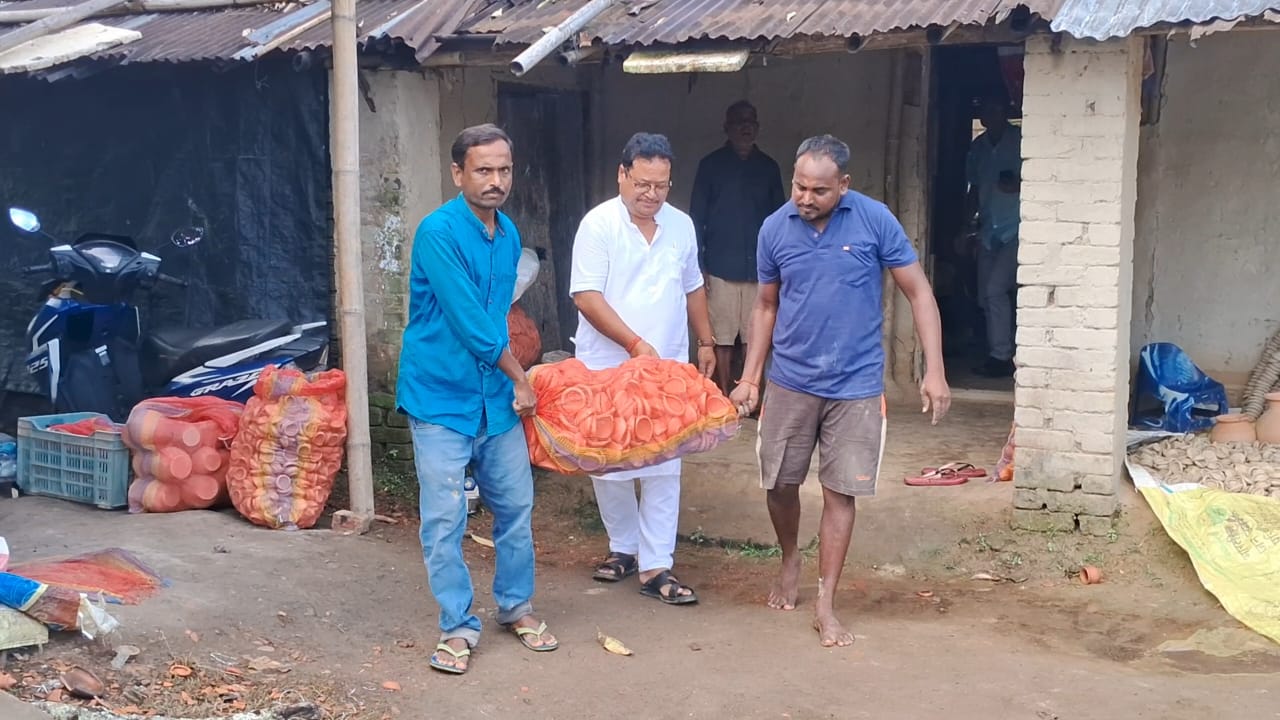 Potters are busy for Diwali and Kati Bihu at Moran, Dibrugarh