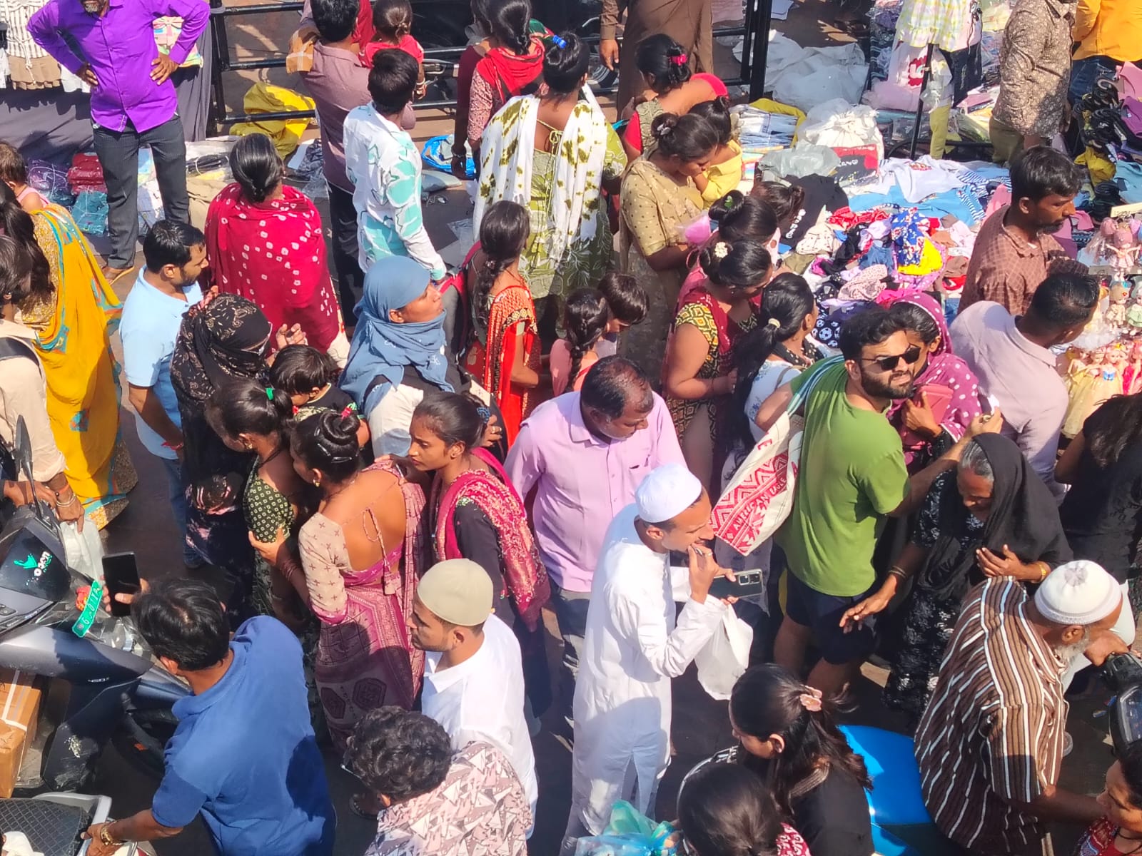 અમદાવાદના લાલ દરવાજા બજારમાં દિવાળીની ખરીદીનો અદભૂત માહોલ