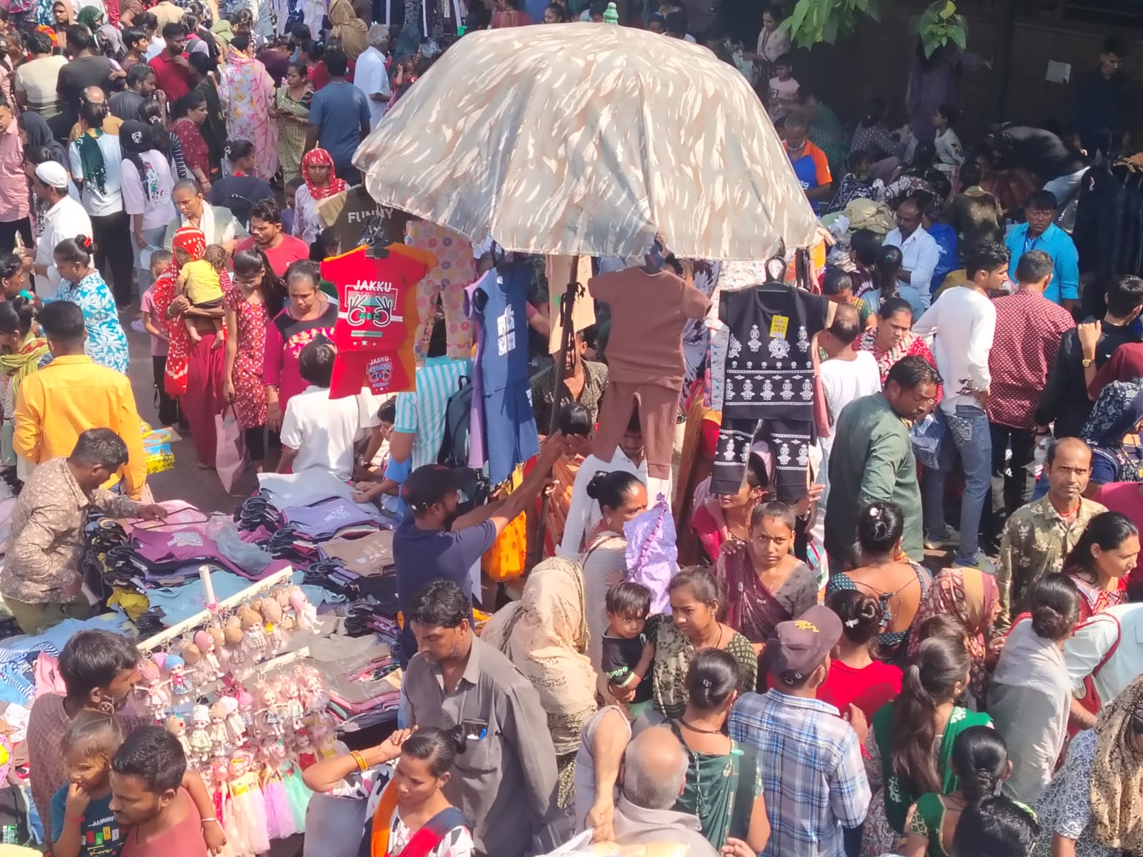 અમદાવાદના લાલ દરવાજા બજારમાં દિવાળીની ખરીદીનો અદભૂત માહોલ