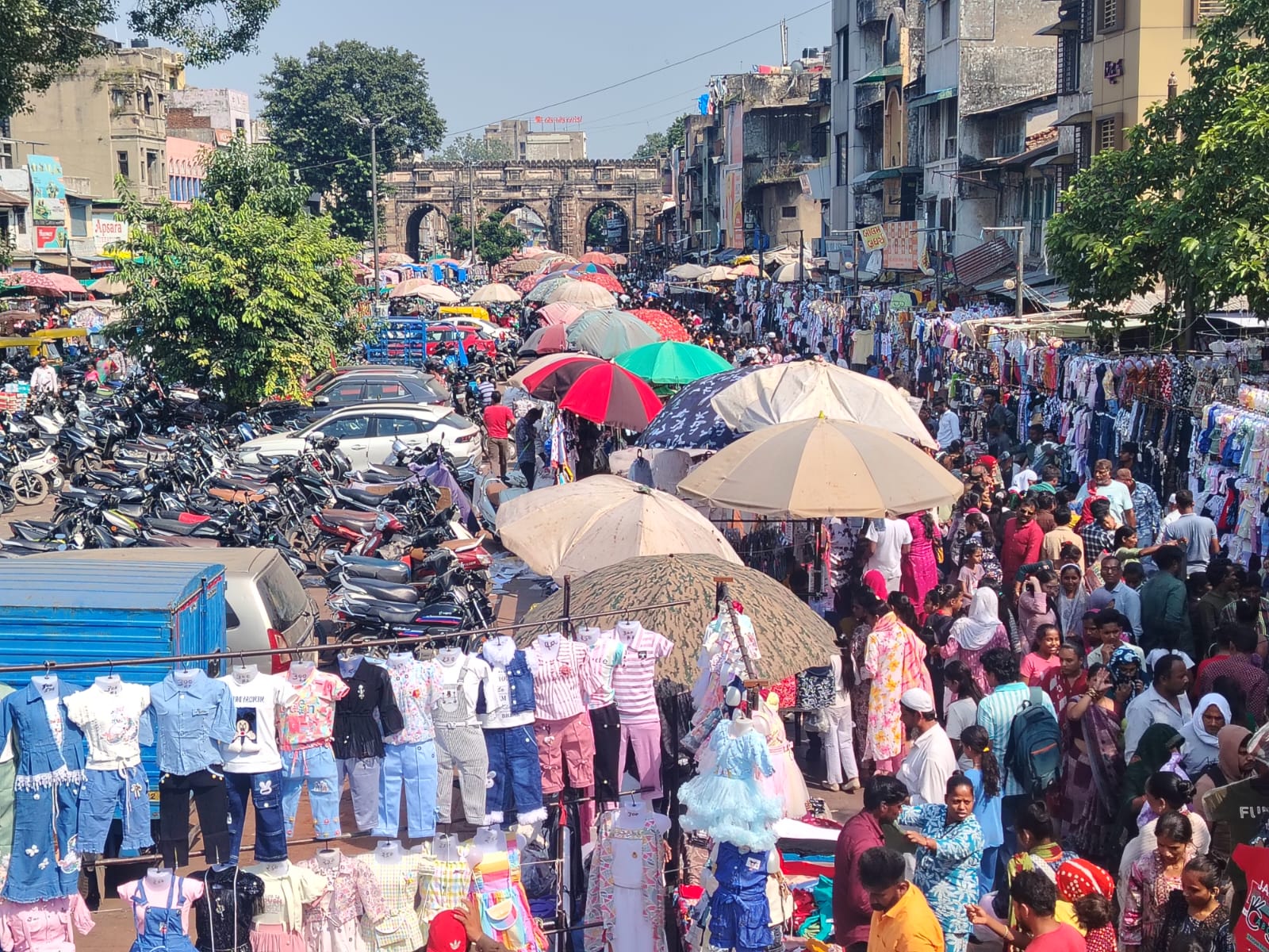 અમદાવાદના લાલ દરવાજા બજારમાં દિવાળીની ખરીદીનો અદભૂત માહોલ