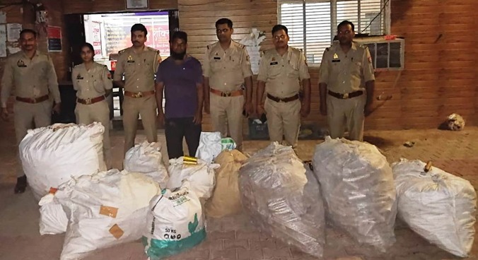 मेरठ में पकड़े गए अवैध पटाखे.