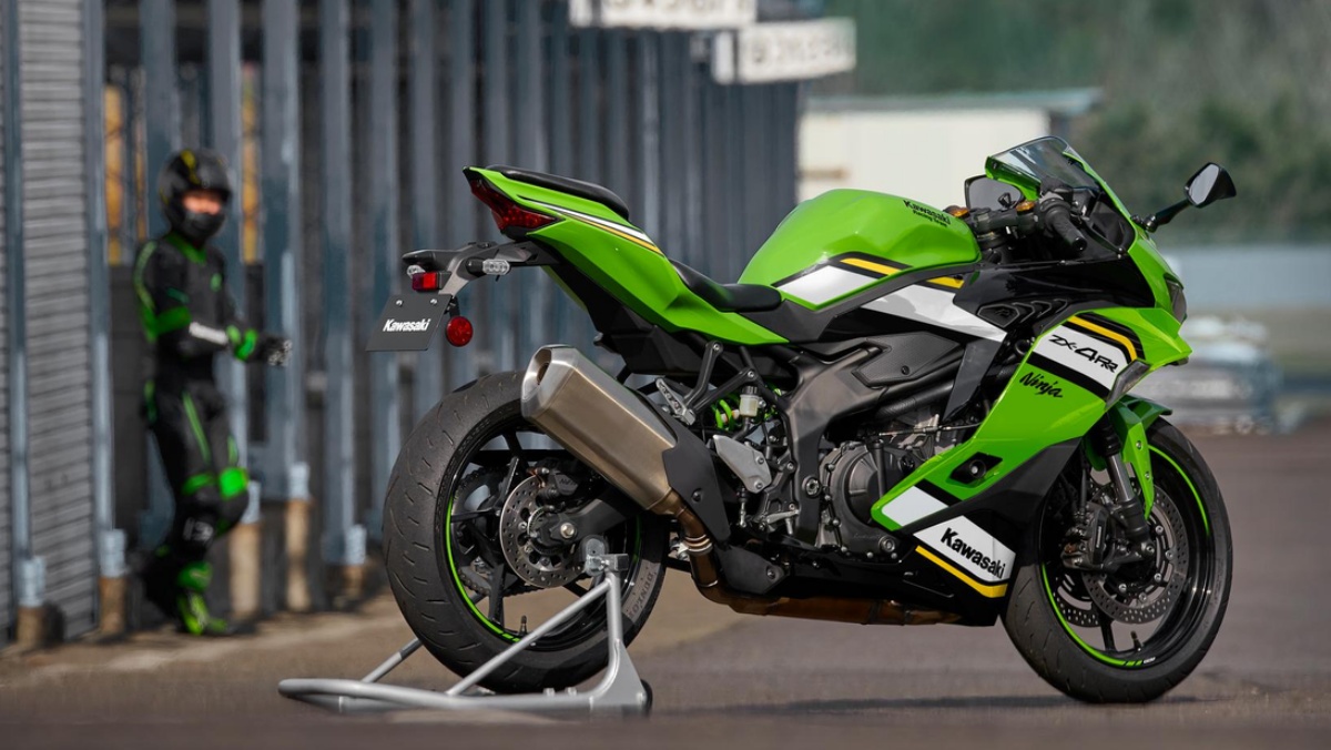 भारत में लॉन्च हुई 2025 Kawasaki Ninja ZX-4RR