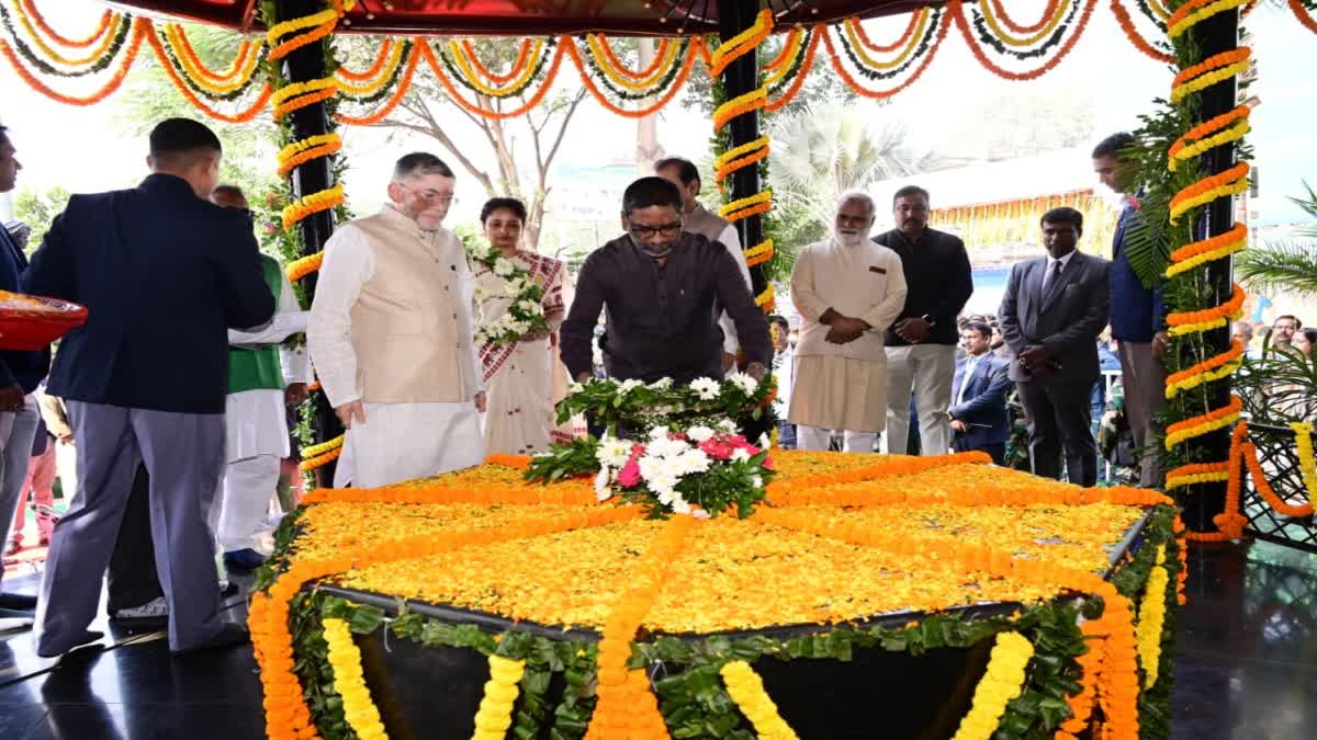 governor-santosh-gangwar-and-cm-hemant-soren-paid-tribute-to-birsa-munda-on-150th-birth-anniversary