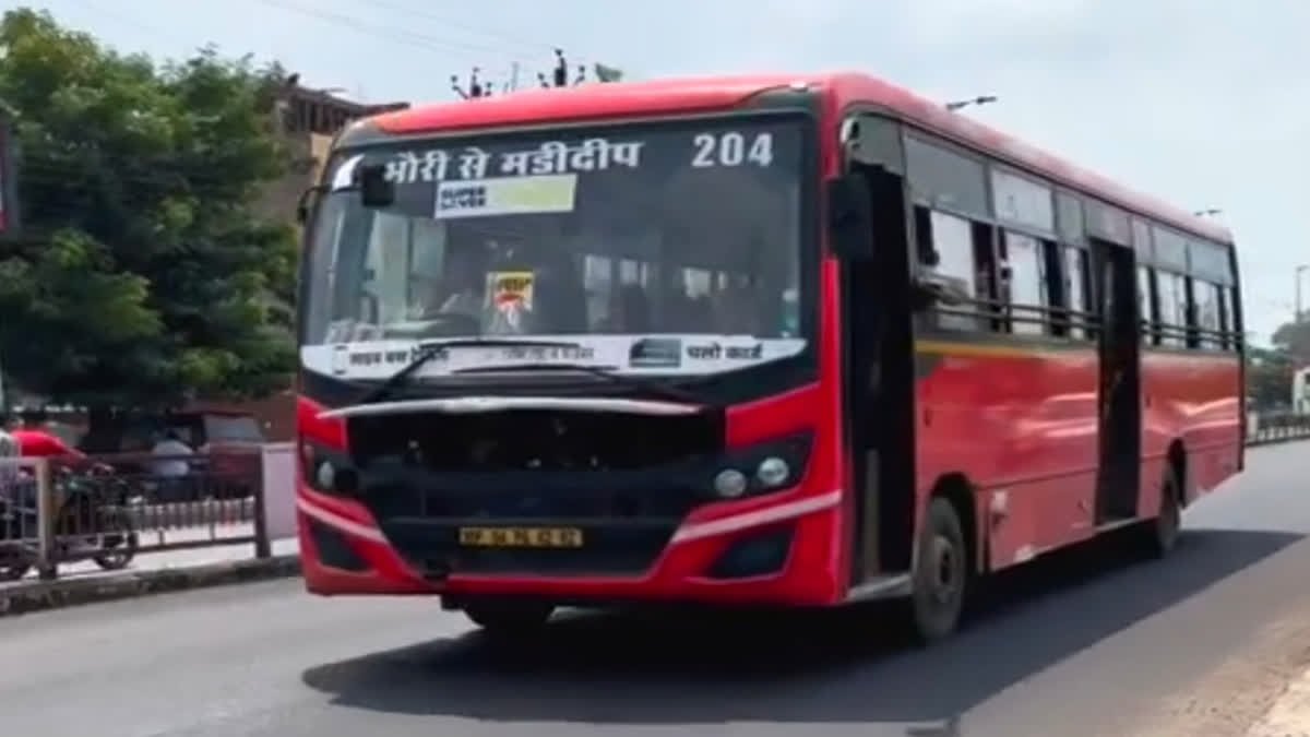 भोपाल के लिंक रोड नंबर एक पर सिटी बस में भड़की आग, यात्रियों ने कूदकर बचाई जान Bhopal city bus service