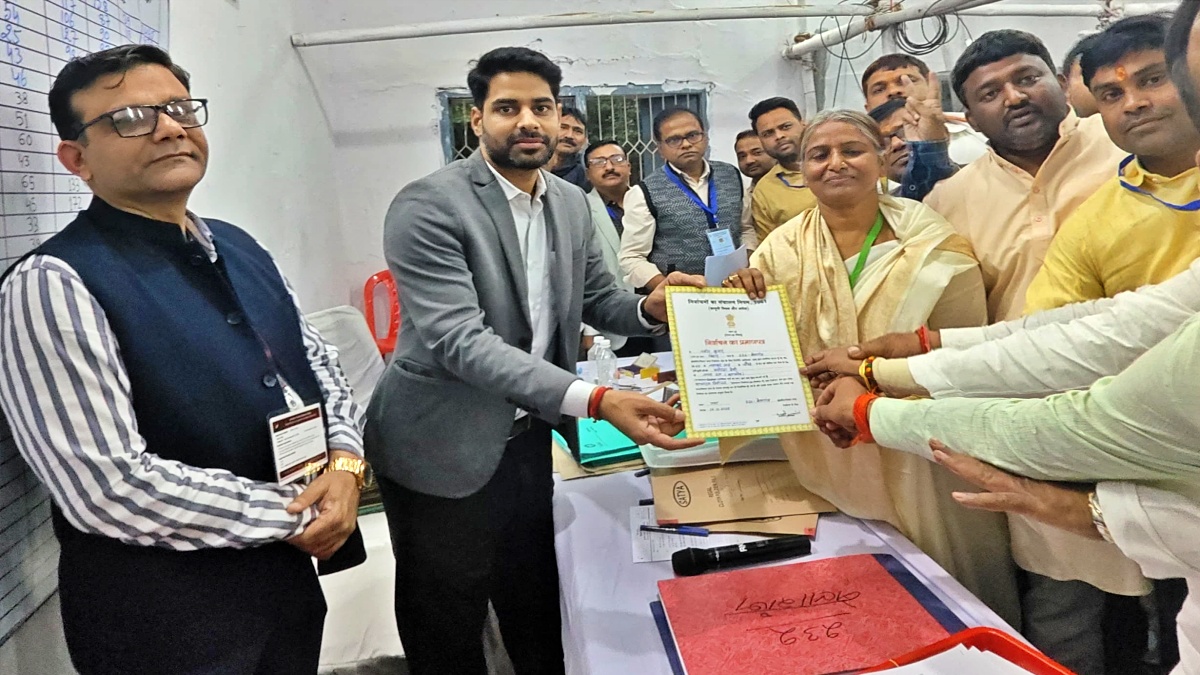 प्रमाण पत्र लेतीं मनोरमा देवी