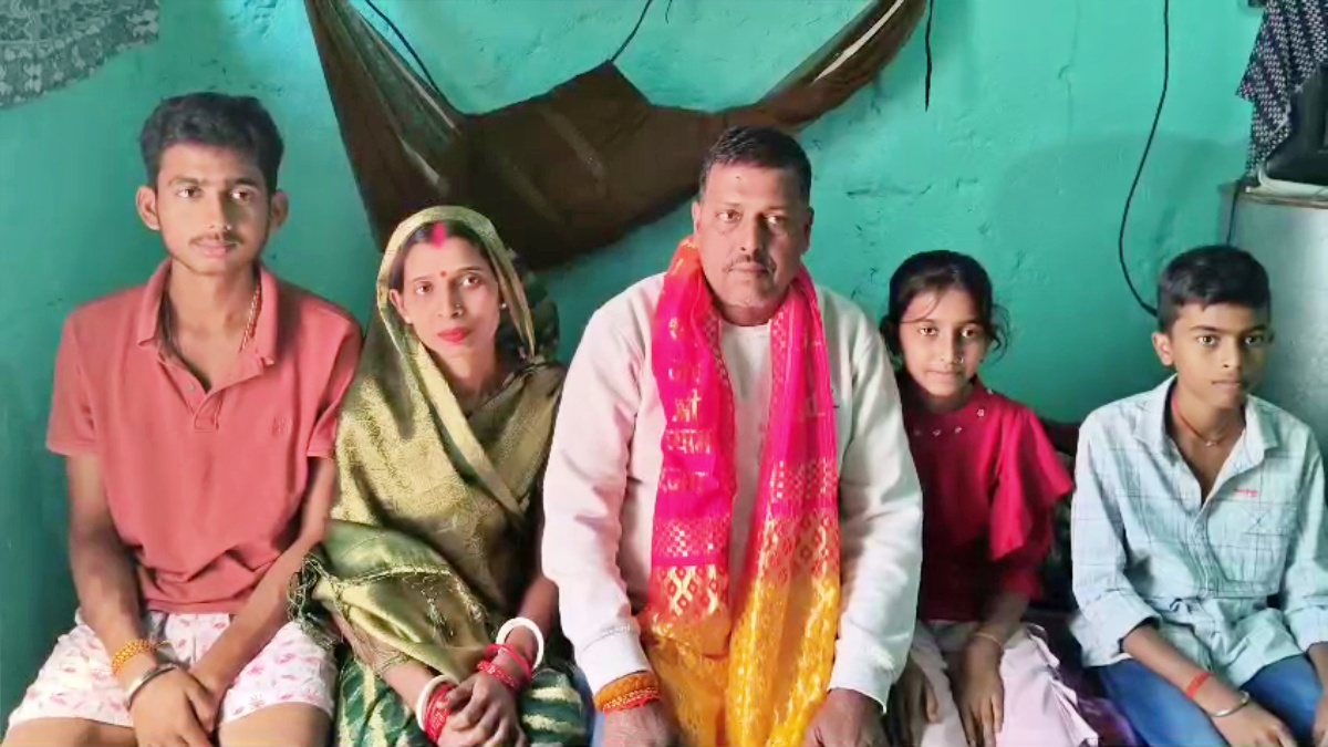 परिवार के साथ महेश पासवान