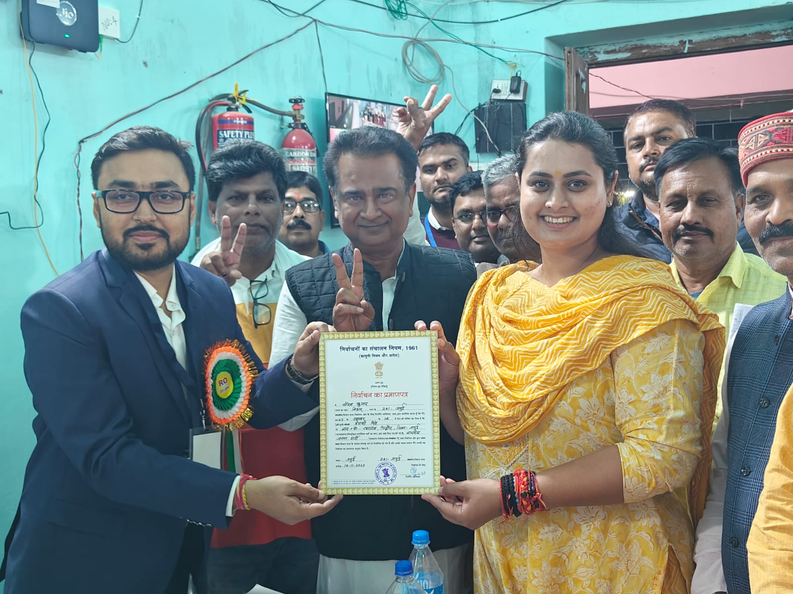 जीत का प्रमाण पत्र लेतीं श्रेयसी सिंह