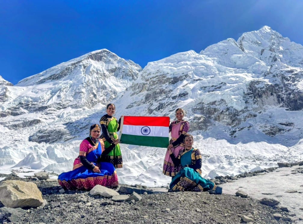 कोल्हापूरच्या लेकी बर्फावर अनवाणी थिरकल्या, कडाक्याच्या थंडीत 'माउंट एव्हरेस्ट'वर सादर केलं भरतनाट्यम!