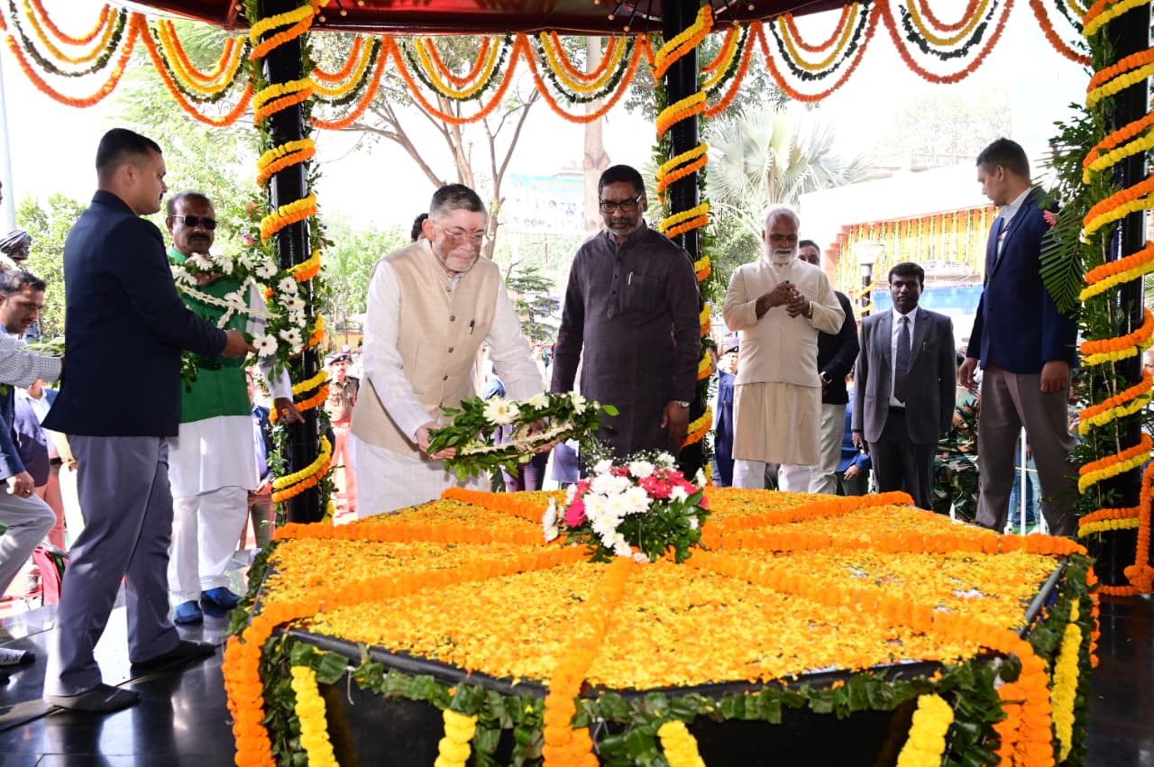 Governor Santosh Gangwar and CM Hemant Soren paid tribute to Birsa Munda on 150th birth anniversary