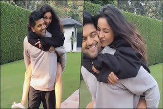 WATCH: Shehnaaz Gill kisses Guru Randhawa as he carries her on his shoulders, latter thanks fans for showering love on Sunrise WATCH: Shehnaaz Gill kisses Guru Randhawa as he carries her on his shoulders, latter thanks fans for showering love on Sunrise