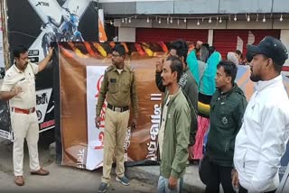 Woman Gives Birth on Footpath