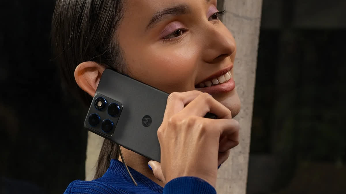 மோட்டோ எட்ஜ் 70 ஸ்மார்ட்போன் இந்தியாவில் அறிமுகம் செய்யப்பட்டது.