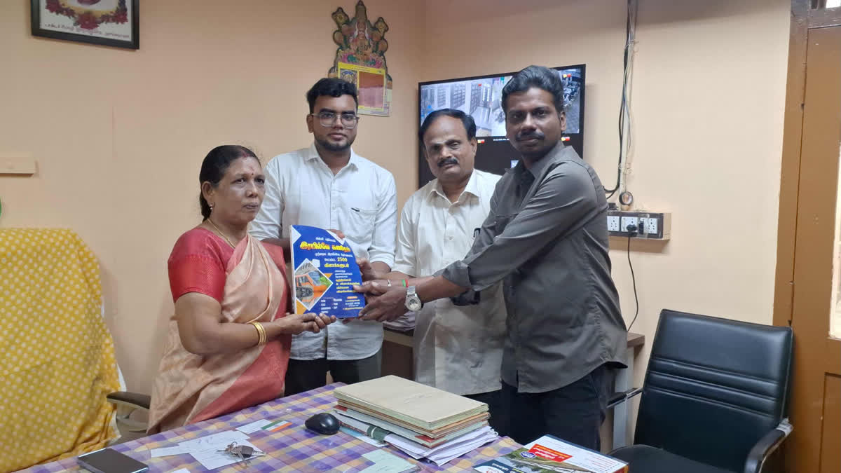 ‘ரயில்வே கணிதம்’ புத்தகத்தை வழங்கும் இளைஞர்கள்
