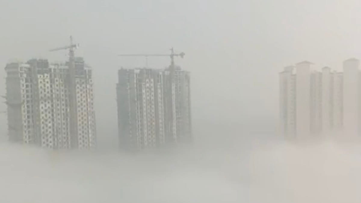 NCR highrises seem to 'float' in a sea of smog on Monday morning