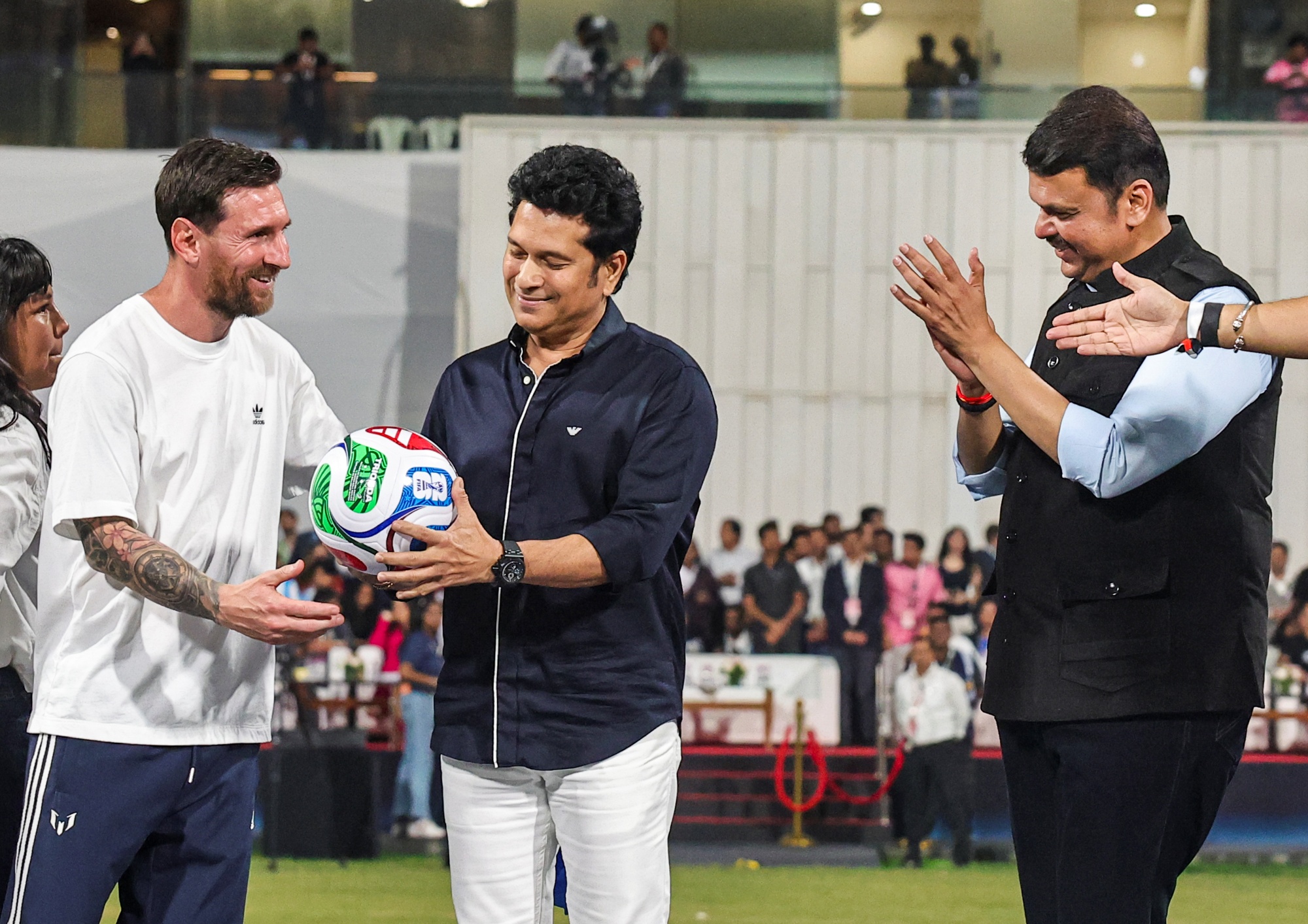 சச்சினுக்கு கால்பந்தை பரிசளித்த மெஸ்ஸி