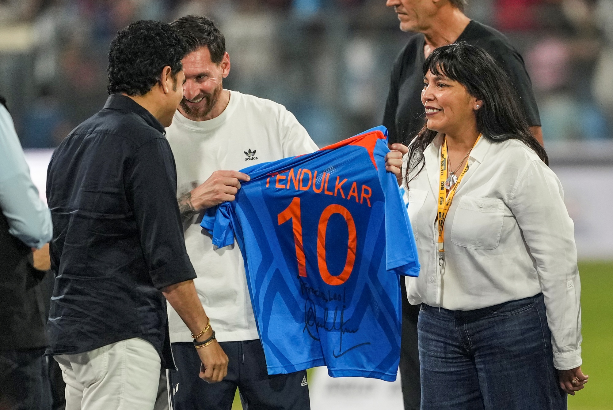 மெஸ்ஸிக்கு ஜெர்ஸியை பரிசளித்த சச்சின்