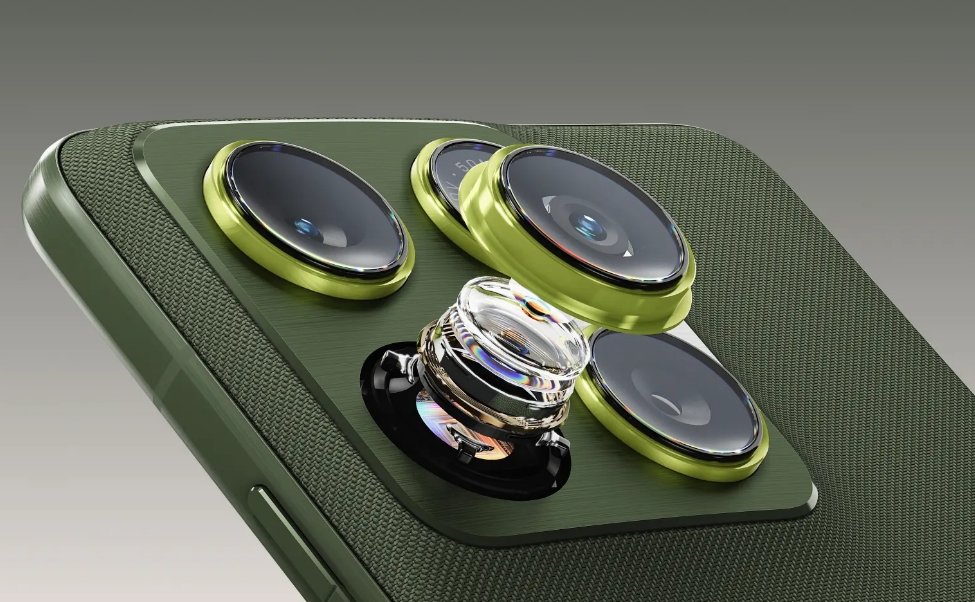 மோட்டோ எட்ஜ் 70 போனின் பின்பக்கம் மூன்று சென்சார்கள் அடங்கிய கேமரா அமைப்பு உள்ளது.