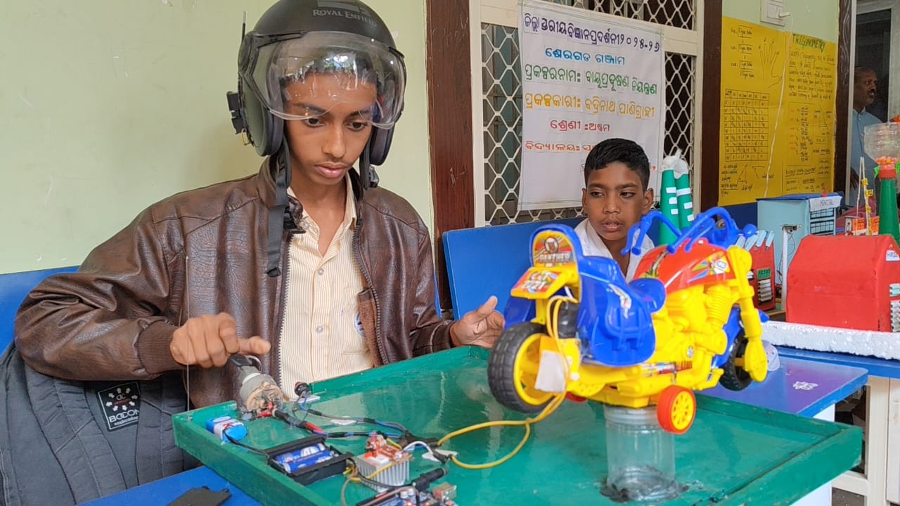9th  student made a smart helmet
