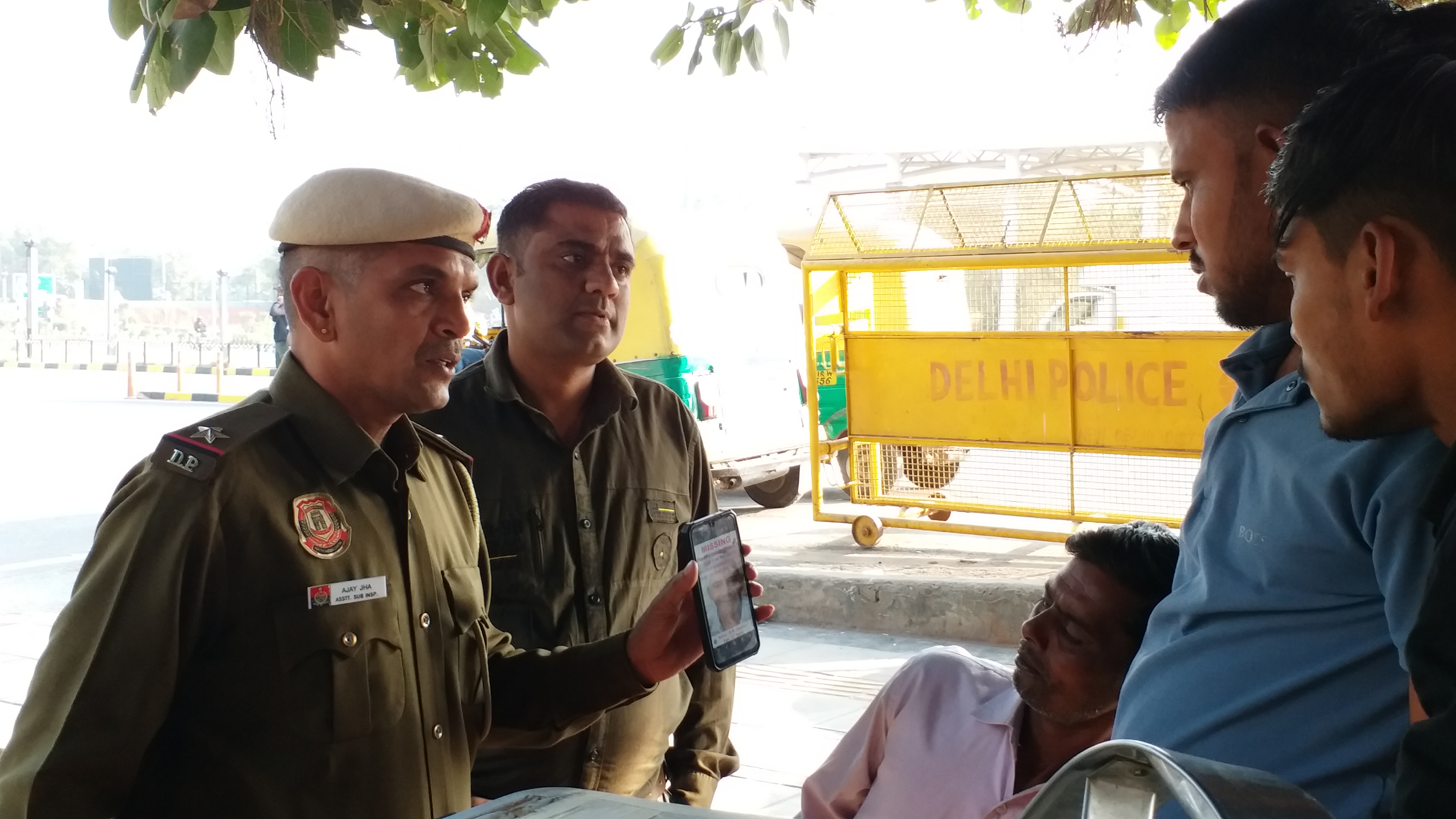 खुद सड़कों पर निकलकर परिवार से बिछड़े लोगों के लिए प्रयास करते हैं अजय झा