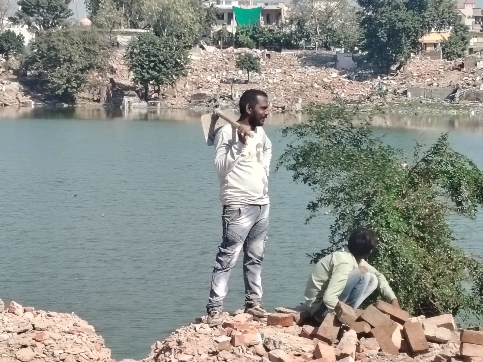 ઇસનપુર તળાવમાં મેગા ડિમોલેશન