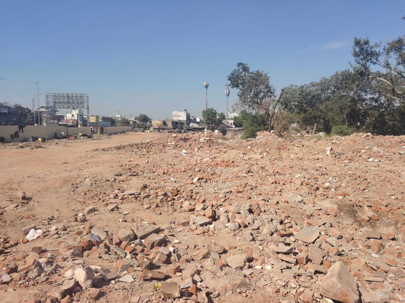 ઇસનપુર તળાવમાં મેગા ડિમોલેશન