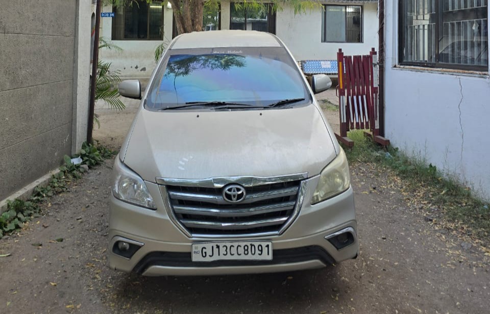 કારમાંથી 240 દારૂની બોટલો અને 20 જેટલા બીયર ટીન મળી આવ્યા હતા