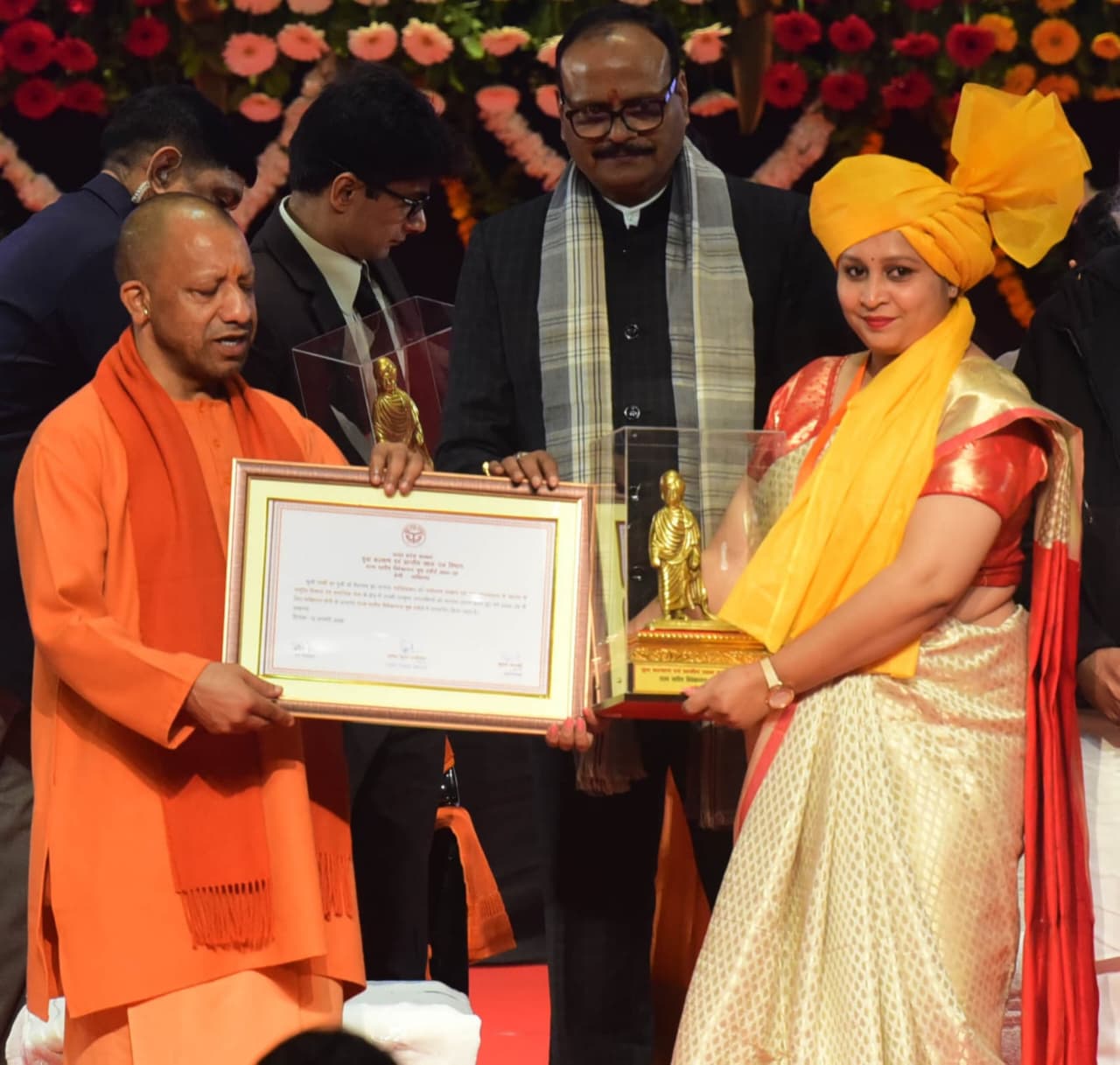 सीएम योगी आदित्यनाथ से पुरस्कार लेते हुए साक्षी झा