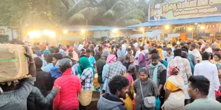 கும்பகோணம் பெரியார் மீன் அங்காடியில் குவிந்த பொதுமக்கள்