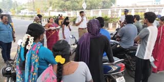 vதஞ்சையில் ஹெல்மெட் போடாமல் வந்தவர்களுக்கு அல்வா கொடுத்த காவல் துறை