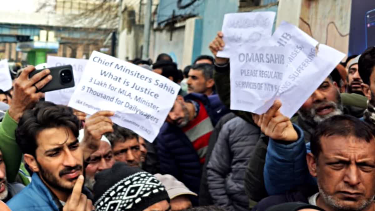 Daily Wage Workers Hit Streets In Kashmir Demanding Job Regularisation