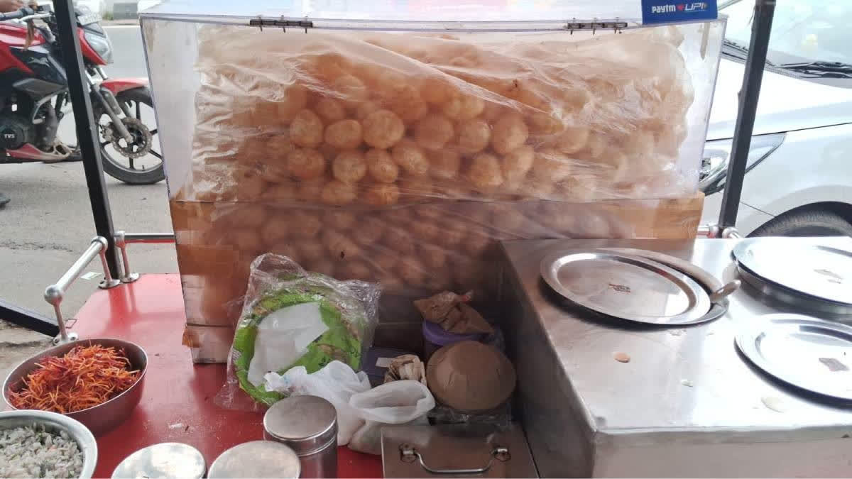 Over 25 Children Fall Ill After Having 'Golgappas' At Panki In Jharkhand's Palamu Over 25 children fell ill after consuming 'golgappas' (deep-fried, hollow, circular crackers filled with mashed potatoes, chickpeas, and tangy/spicy flavoured water) at Dwarika under Panki police station of Jharkhand's Palamu.