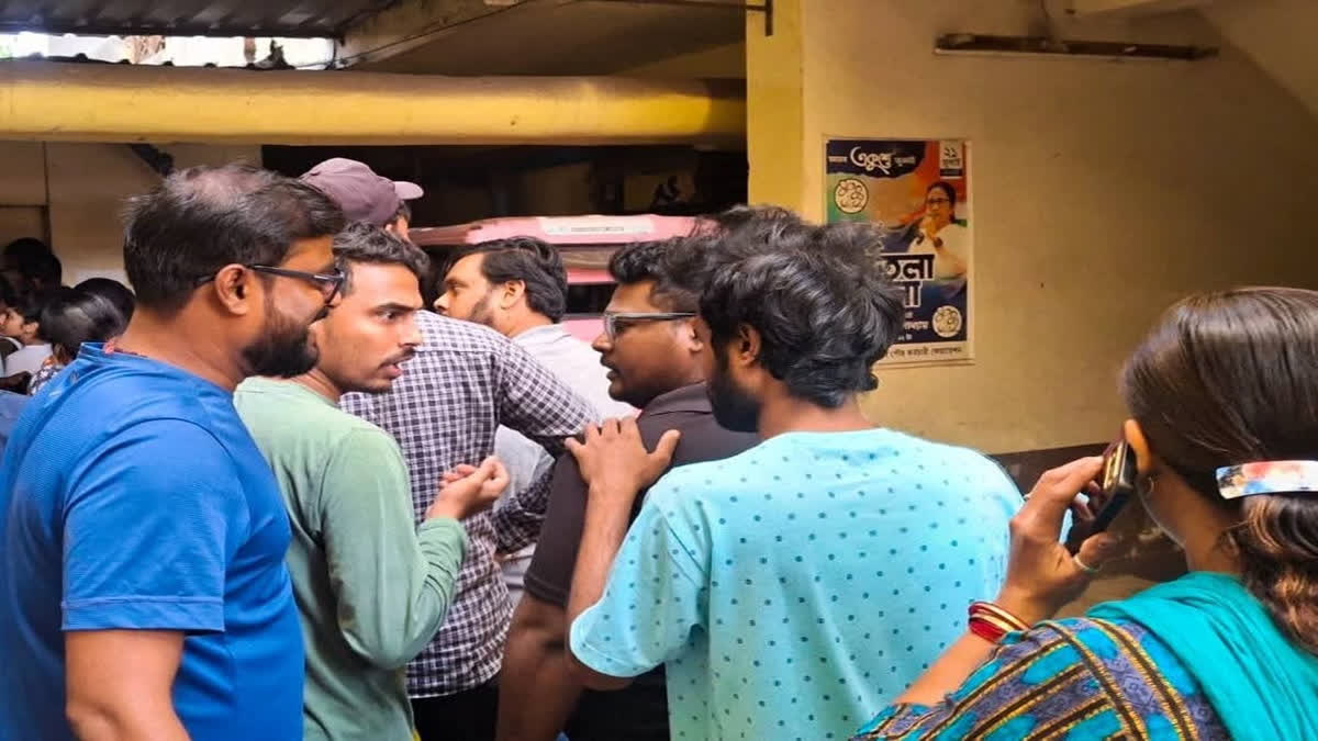 Over 6.5 Lakh Apply For ‘Yuva Saathi’ Scheme In 36 Hours; Political Row Intensifies In West Bengal The launch of the West Bengal government’s ‘Yuva Saathi’ unemployment allowance scheme witnessed an overwhelming response on its opening day, with officials inundated by applications. In just 36 hours between Sunday and 12 noon on Monday over 6.55 lakh youths registered for the scheme.