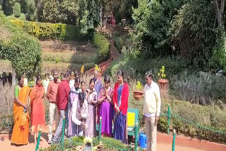 ஊட்டியில் மலர்ச் செடி நடவு செய்யும் பணி தொடக்கம்