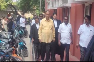 நீதிமன்றத்துக்கு வருகை தந்த டி.ஆர்.பாலு