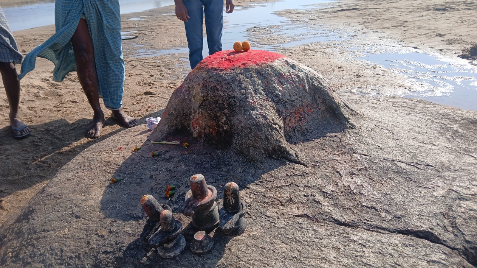 Manokamna Mahadev In Bihar: The ‘Shifting’ Shivalinga Devotees Say Moves One Inch Every Year