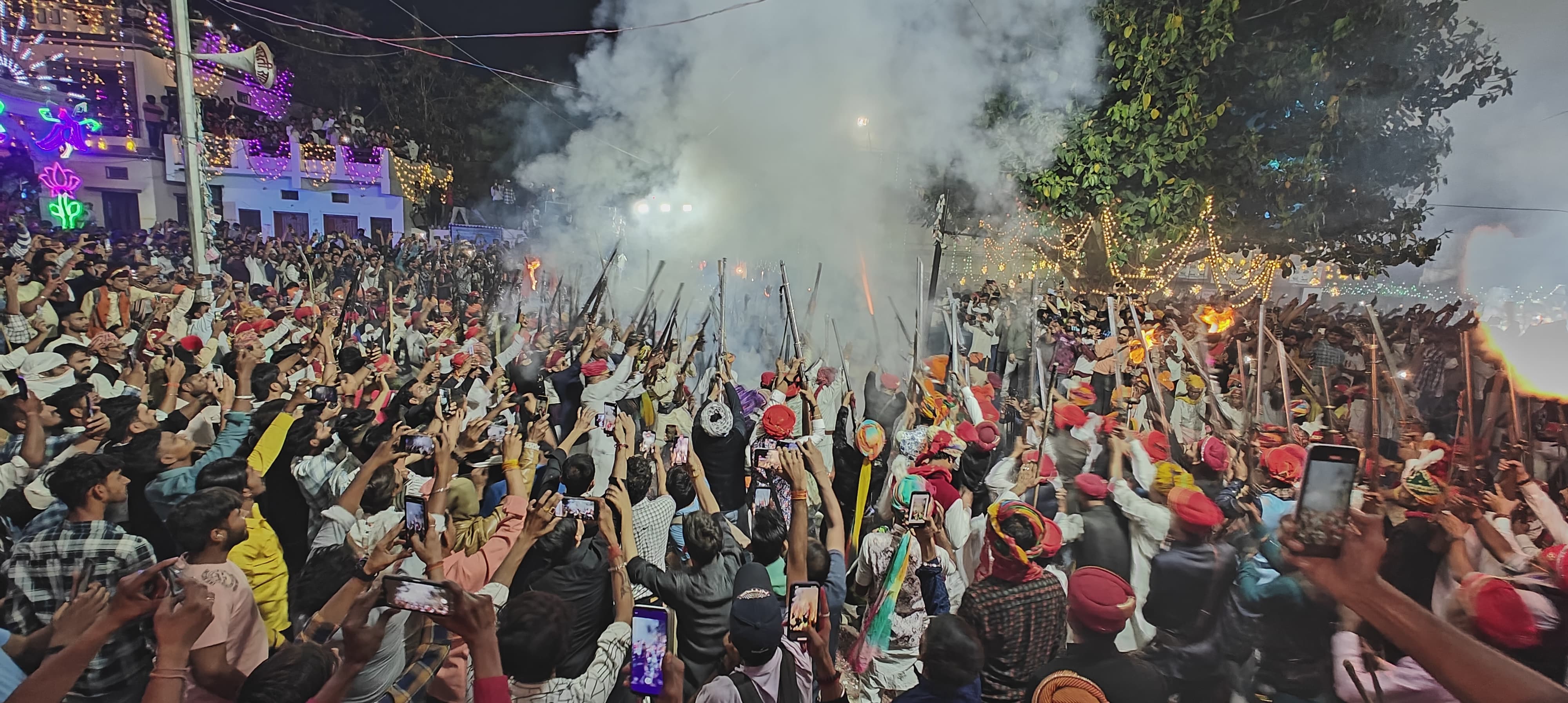 होली पर रंग नहीं बारूद  बरसते हैं
