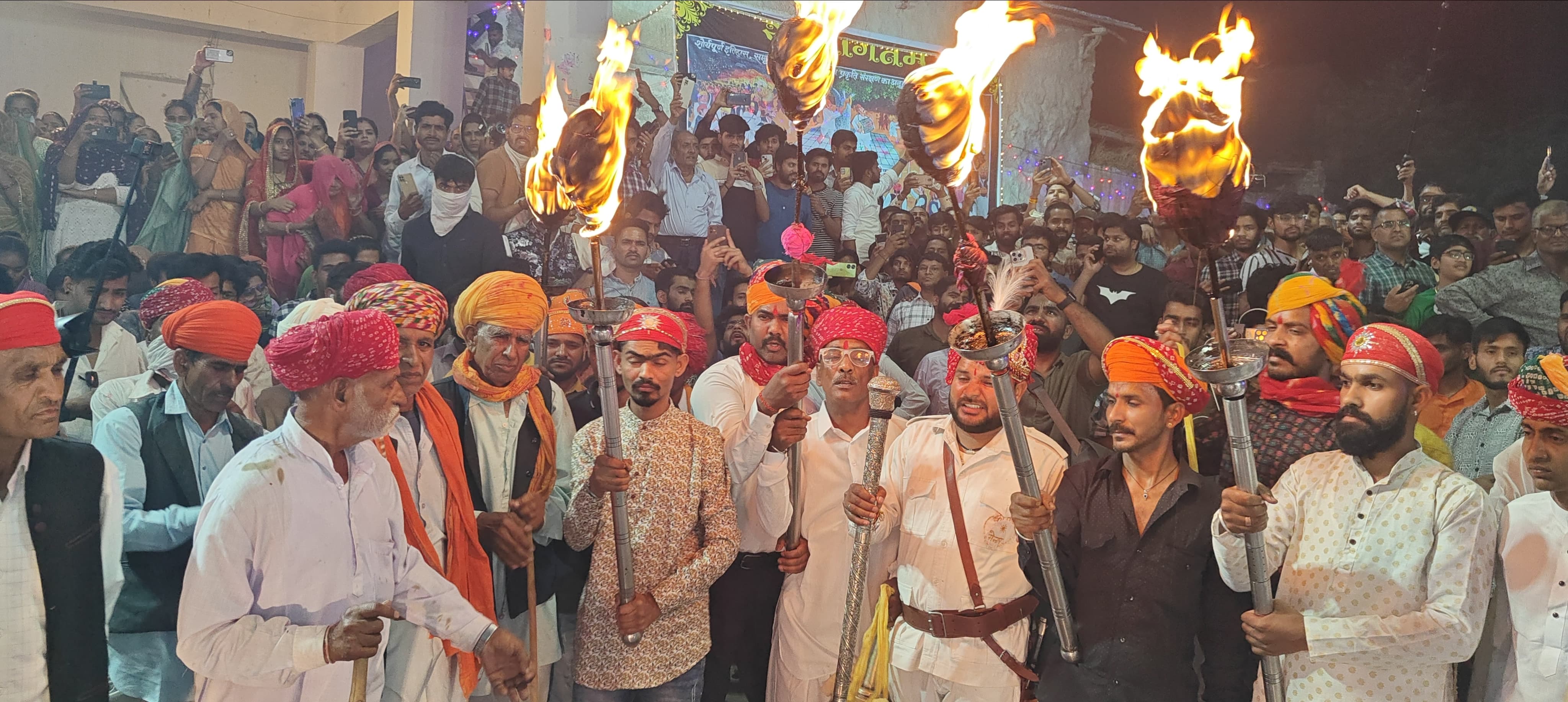 शाम ढलने के साथ शुरू होता है उत्सव