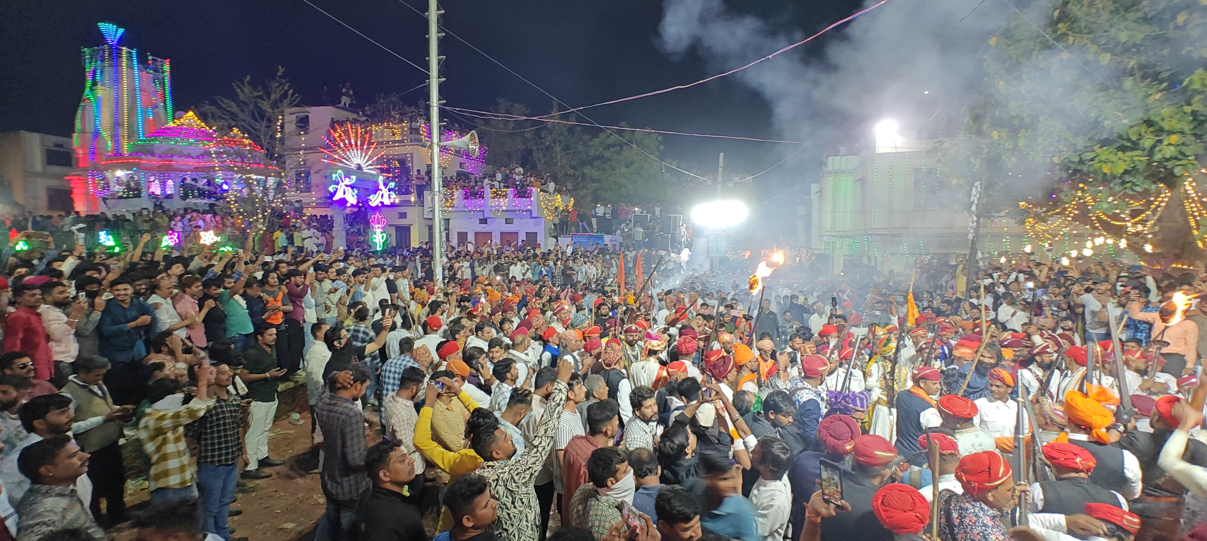गुलाल अबीर से नहीं आतिशबाजी से जमता है रंग!