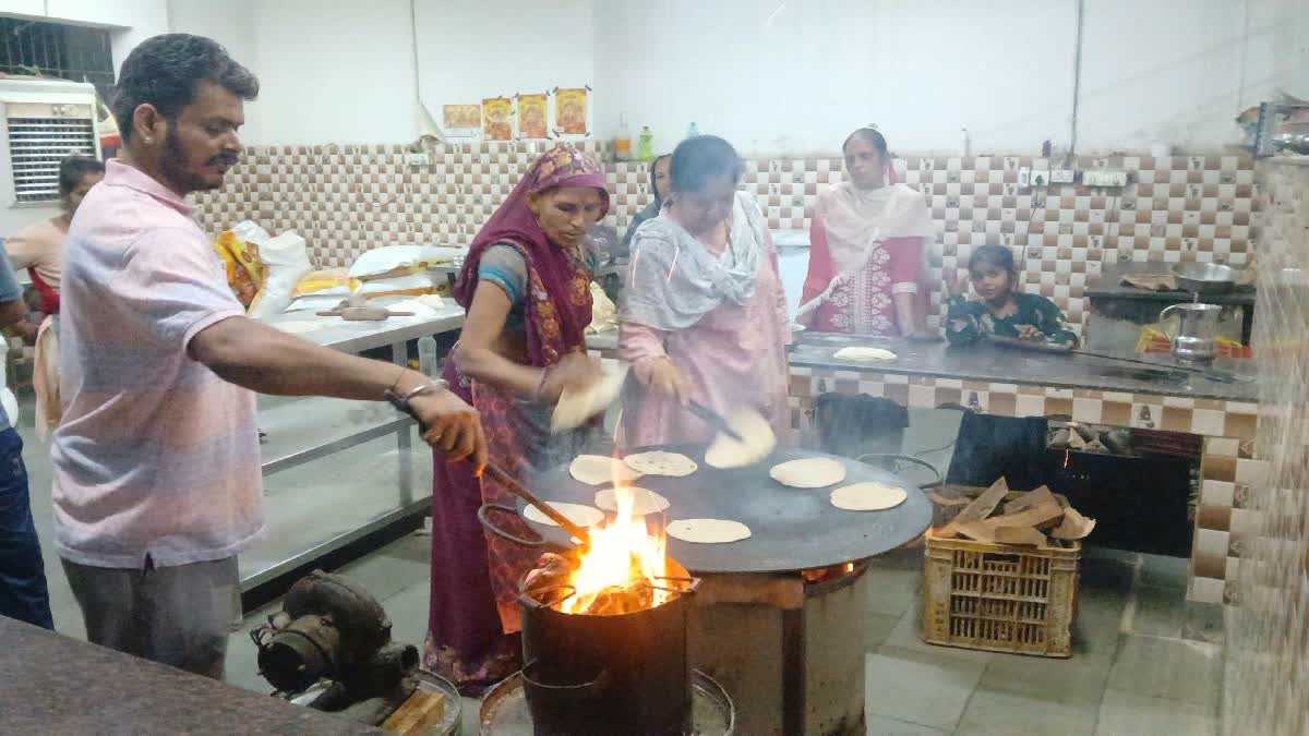 Return Of Chulha: How Kota's Mess Operators Are Beating LPG Crisis With Traditional Wood Stoves